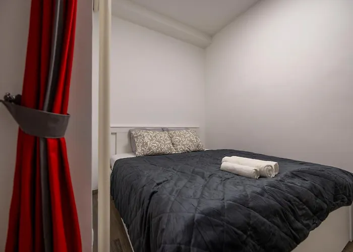 Deluxe Central Elizabeth Residence W/ 4Bedrm, 2Bathrm, 1Lvngrm